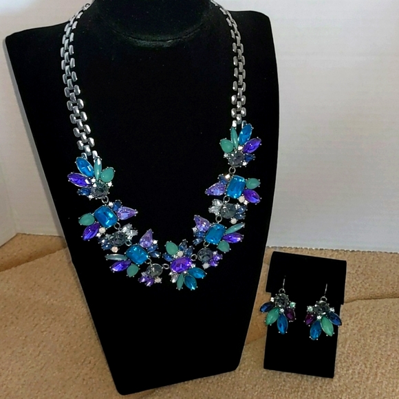 Elegant Flower Necklace & Earring Set - Picture 1 of 6